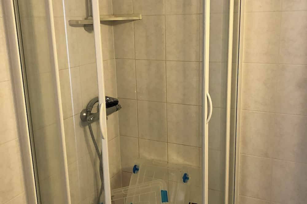 Entire apartment, T2 43m2 very bright, close to shops, private parking, janitor in Bagnoles-de-l'Orne, Parc naturel régional Normandie-Maine