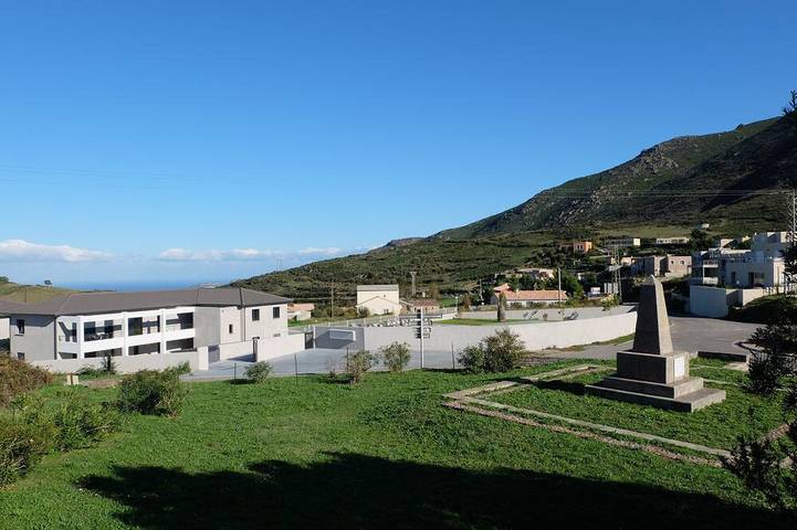 Appartement de vacances pour 6 personnes, avec terrasse ainsi que piscine et jardin