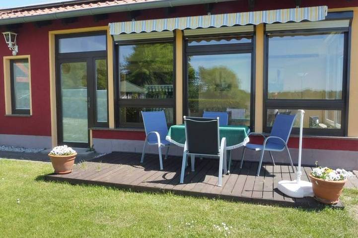 Bungalow für 4 Personen, mit Terrasse und Garten sowie Pool
