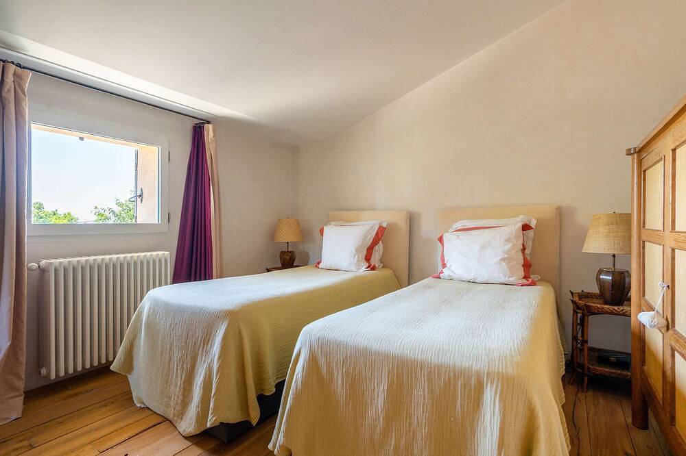 Luberon – An exceptional property enjoying a view - Sleeps 12 in Vaugines, Parc naturel régional du Luberon