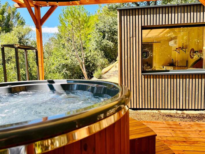 Gîte pour 2 personnes, avec Jacuzzi et Terrasse ainsi que Jardin et Vue