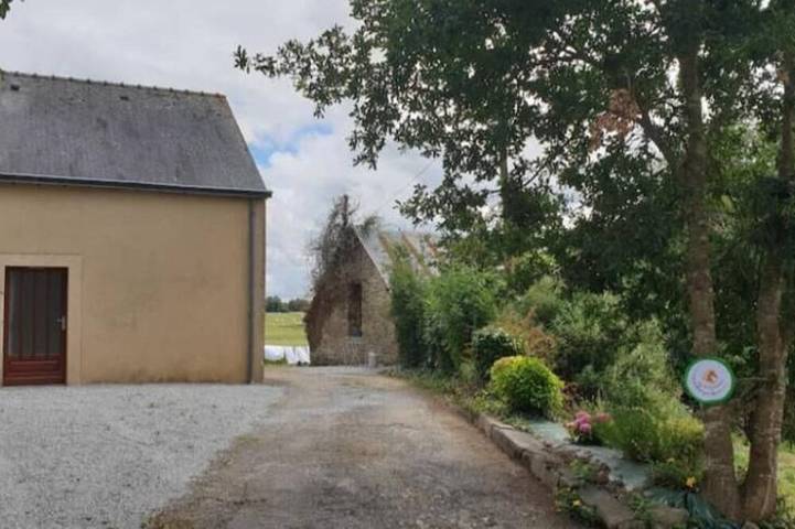 Gîte pour 12 personnes, avec Jardin à Roudouallec