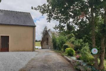 Gîte pour 12 personnes, avec jardin à Roudouallec