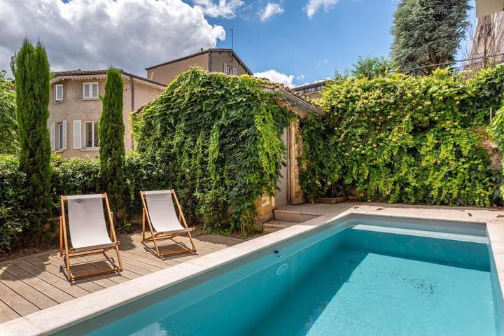 Location de vacances pour 7 personnes, avec piscine et jardin, adapté aux familles à Saint-Didier-au-Mont-d'Or