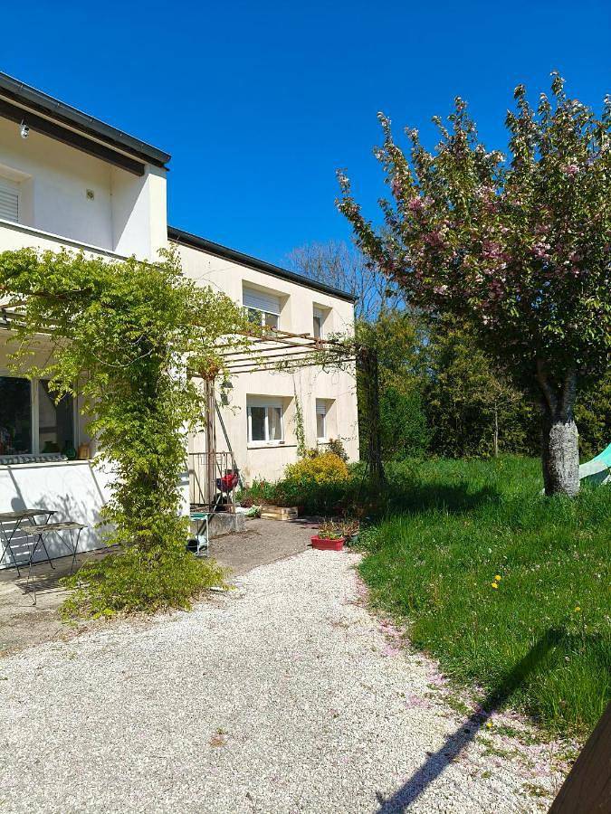 Gîte pour 4 personnes, avec Terrasse ainsi que Jardin et Vue à Laferté-sur-Amance
