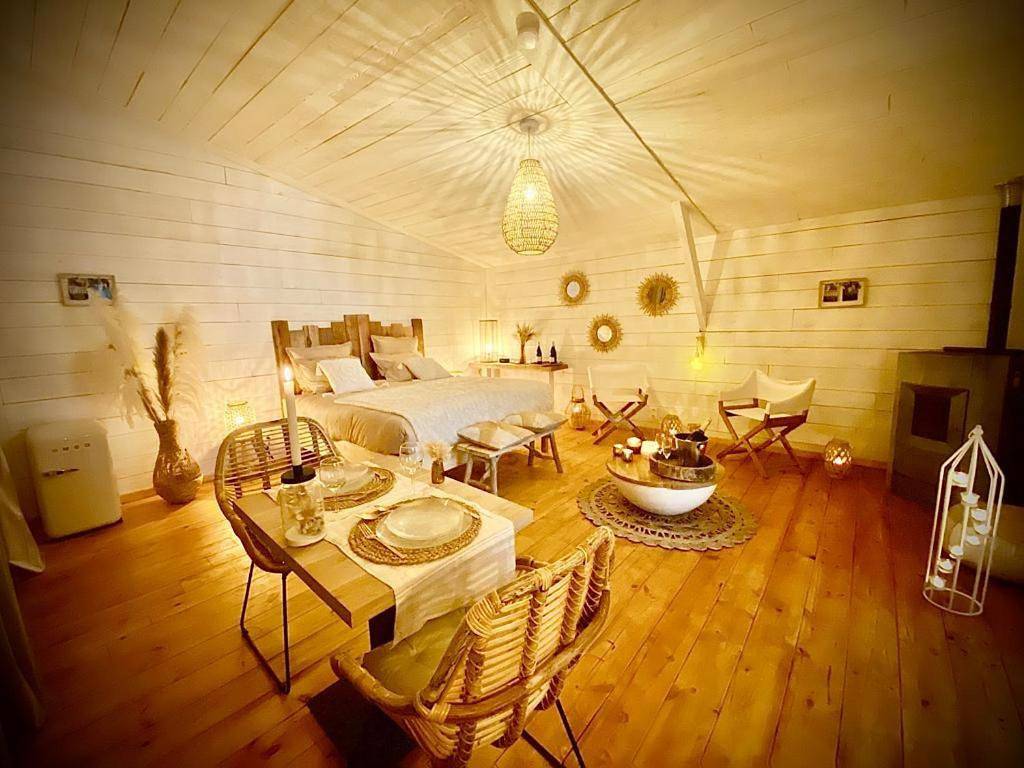 Queen Suite with Spa Bath in Mormont, Érezée