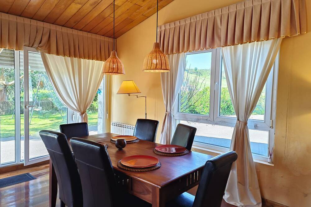 Casa Idílica Para 5 con Vistas al Prado y a 2 Minutos del Centro de Ajo in Bareyo, Cantabrian Coast