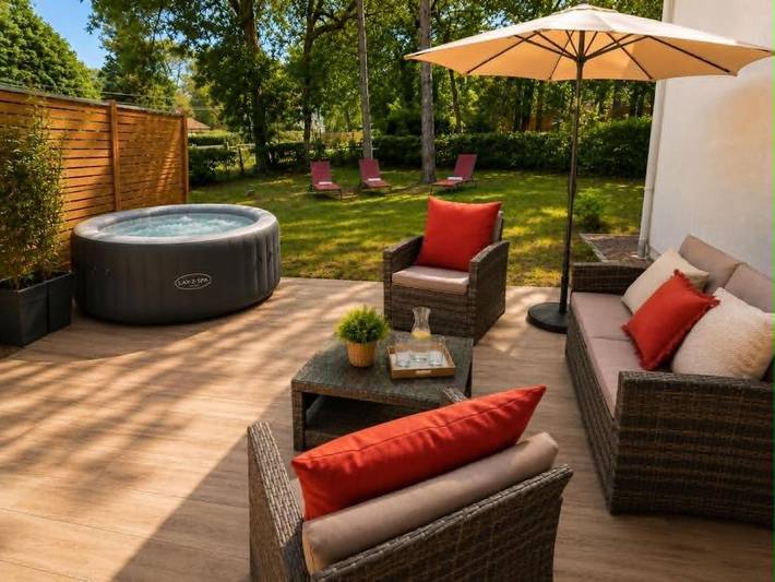 Vakantiehuis voor 11 personen, with Whirlpool and Terras as well as Tuin and Sauna in Messanges