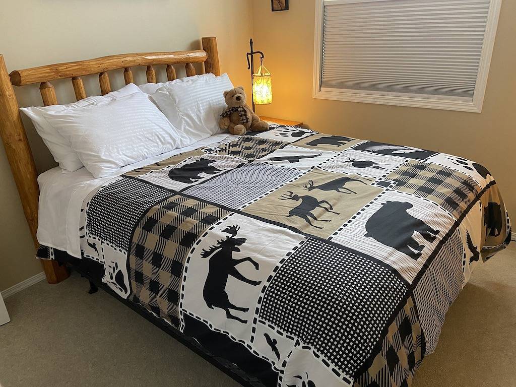 Ganze Wohnung, Bears Den, sleeps 6, lakefront, amazing location, sun deck overlooking pool/lake in Kootenay-Nationalpark