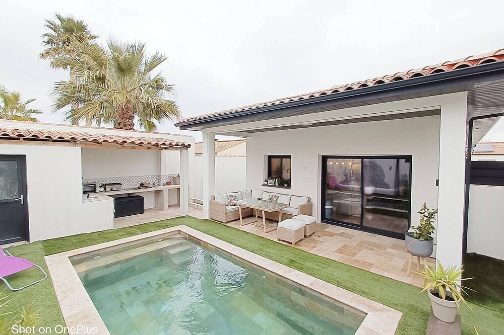 Villa Avec Piscine Sans Vis À Vis Proche De La Mer in Bessan, Côte d'Améthyste