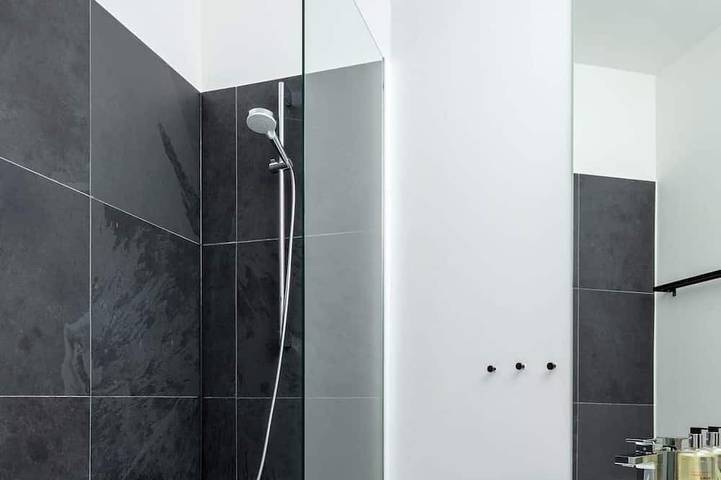 Künstlerzimmer 1.4 - das Abstrakte mit Badewanne in Gera, Ostthüringen