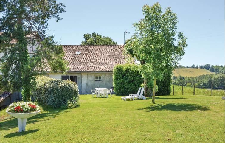 Acogedor piso de vacaciones de 87 m2: cama para bebé, TV, aparcamiento, jardín e Internet in Moissac, Quercy