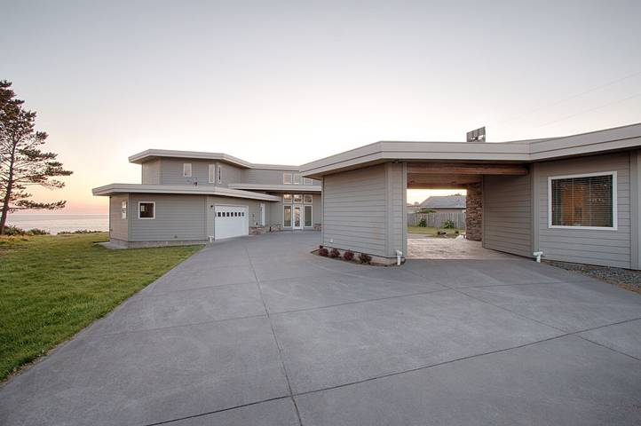 Vacation rental for 12 people, with yard in Brookings