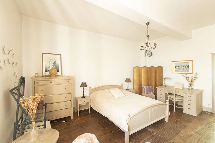 Ferienhaus-Luxus-Ensuite mit Dusche-Blick auf die Landschaft in Pressac, Vienne