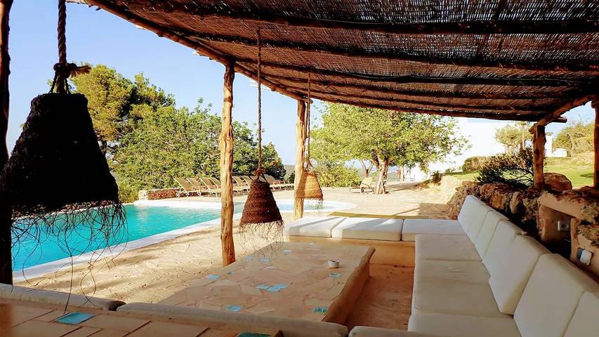 Holiday apartment for 19 people, with garden and pool in