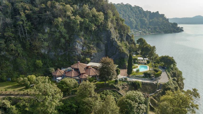 Ferienhaus für 8 Personen, mit Whirlpool und Terrasse sowie Garten und Seeblick