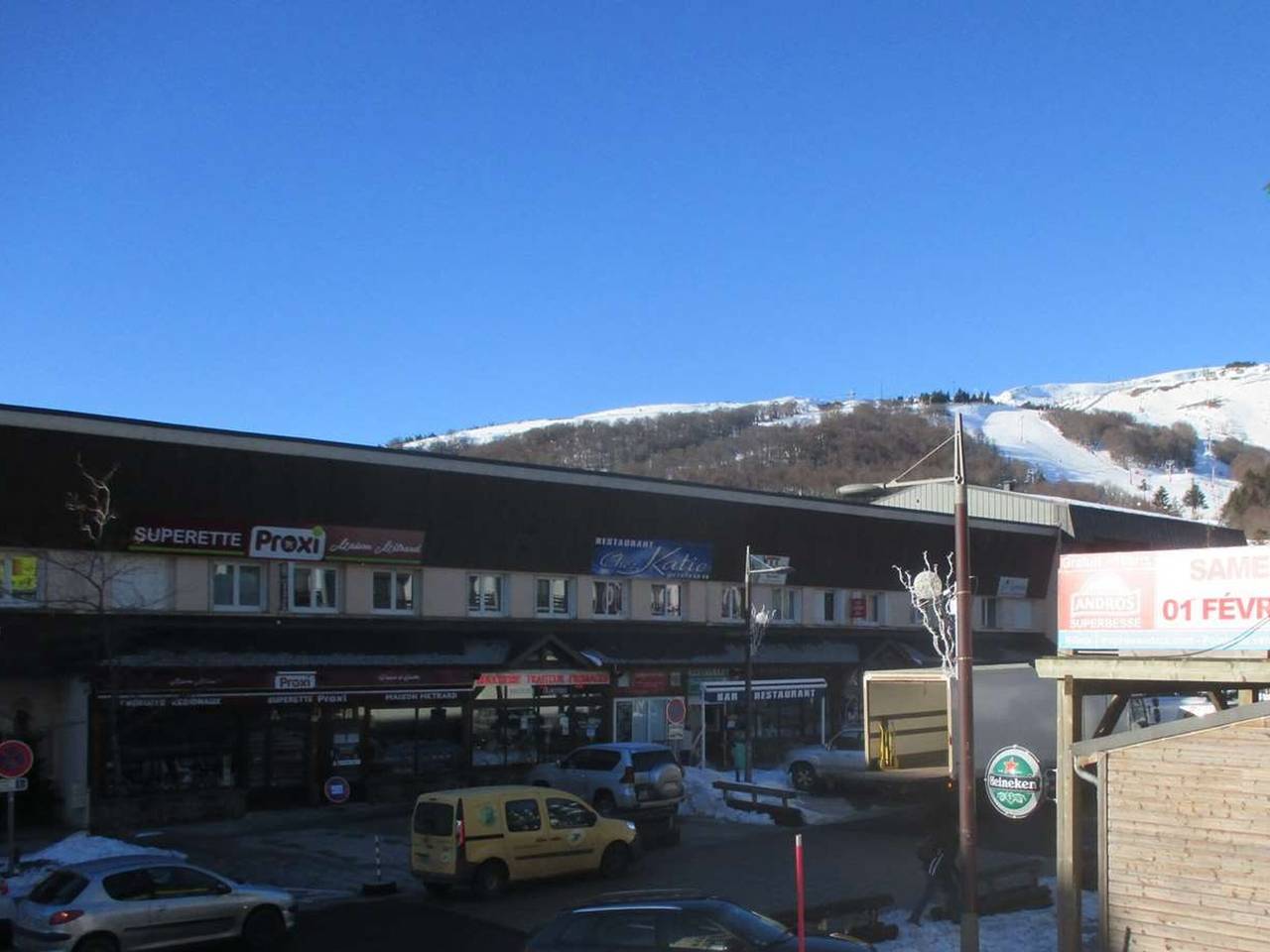 Studio entier, Studio central avec parking privé à Super Besse in Super Besse, Besse-et-Saint-Anastaise