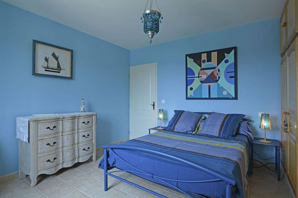 Ruhige Villa mit Poolblick in Saint-Laurent-de-Carnols, Nimes und Umgebung