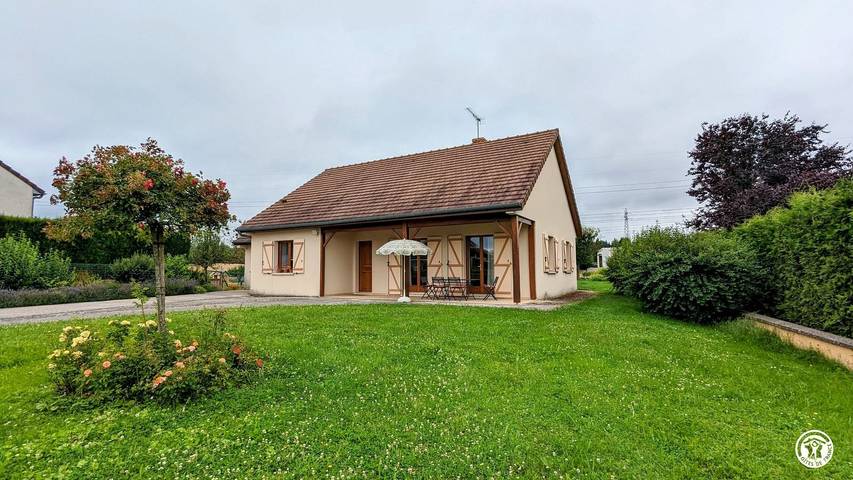 Gîte pour 4 personnes, avec terrasse et jardin à Sombernon