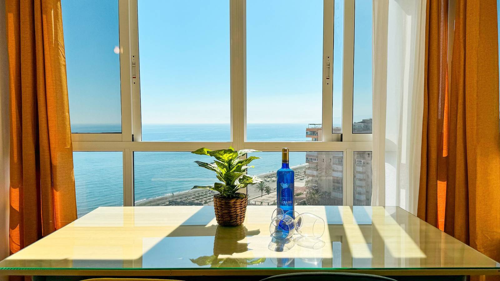 Gehele studio, Studio Appartement 'Estudio Carabela' met Uitzicht op Zee, Wi-Fi en Airconditioning in Torrox Costa, Torrox