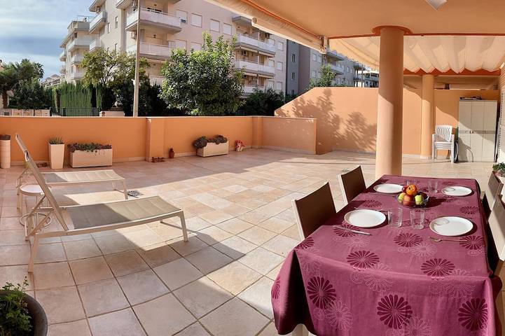 Apartamento de vacaciones para 4 personas, con piscina y jardín además de jacuzzi y terraza - 1