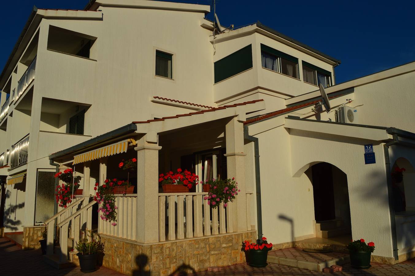 Ganze Wohnung, 3-Zimmer-Ferienwohnung mit Terrasse Bucht Ljubljeva, Trogir A-14314-e in Vinisce, Split-Dalmatien