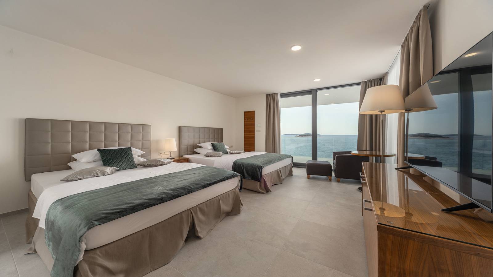 Villa Juno - atemberaubende Villa am Wasser mit beheiztem Pool und Sauna in Rogoznica in Rogoznica, Šibenik-Knin