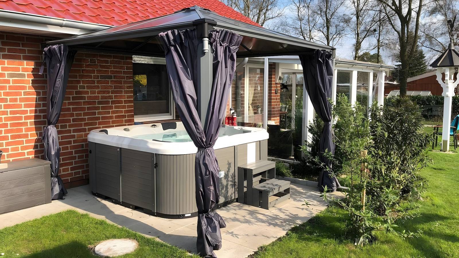 Holiday Home with Hot Tub and Sauna near Bernsteinsee in Wiefelstede, Ammerland