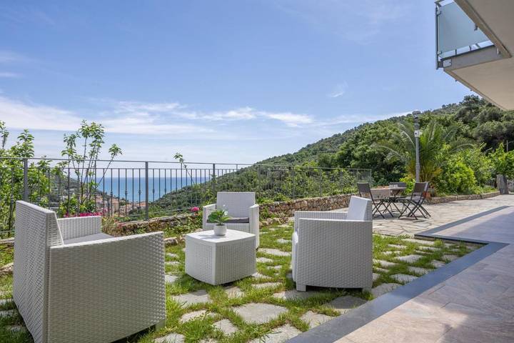 Appartamento per 8 persone, con Balcone e Idromassaggio nonché Terrazza e Giardino a Noli