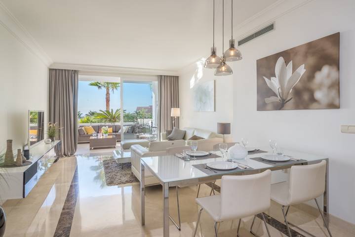 Ganze Wohnung, Apartment "Meerblickwohnung Benahavis-Marbella" mit Seeblick, Pool, Wlan, Terrasse und Garten in Paraiso Park, Benahavís