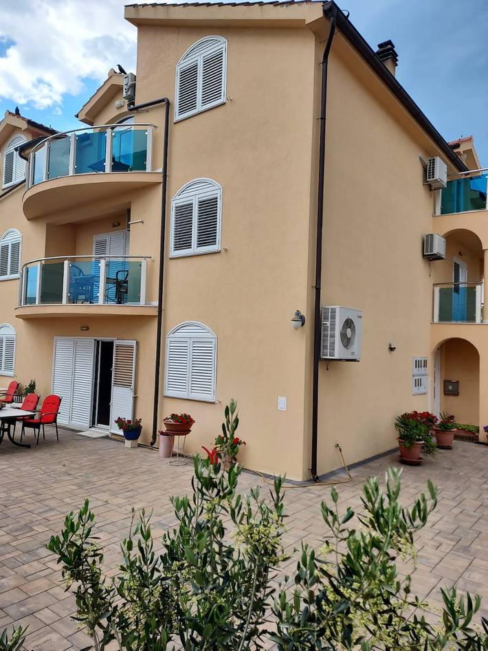 Ganze Wohnung, Charming Apartment Steps from the Beach Srima – Vodice - Vila Meri apartment 4 in Srima, Šibenik-Knin