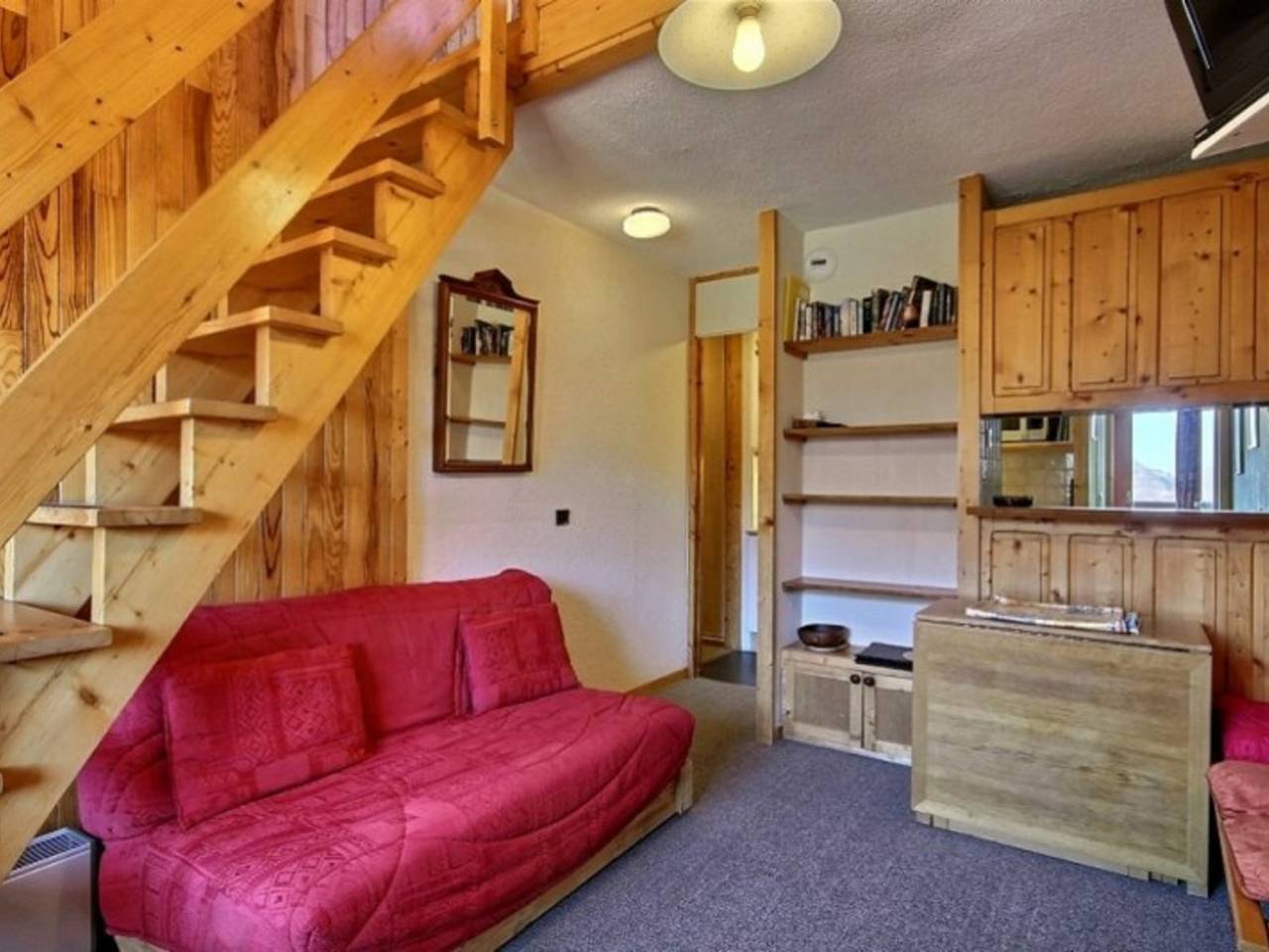 Entire apartment, Cozy duplex 5-6 pers at the foot of the slopes with Tv, Dvd and equipped kitchen in Plagne Villages, La Plagne-Tarentaise