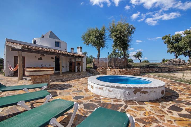 Location de vacances pour 3 personnes, avec jardin dans Salir