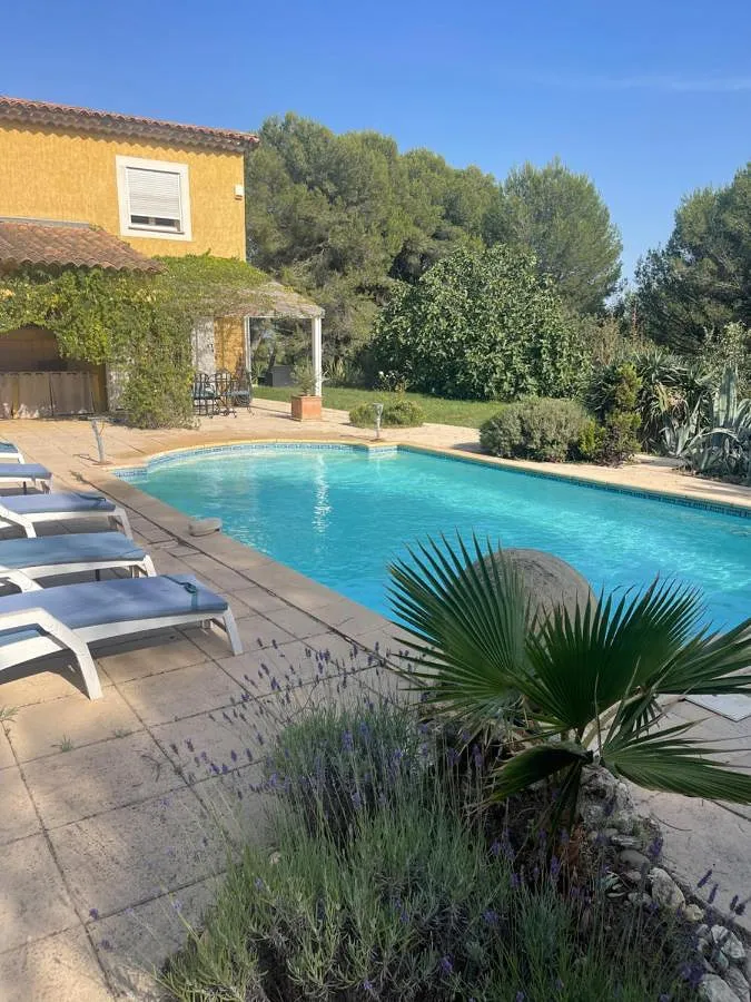 Chalet para 8 personas, con vistas además de jardín y piscina - 1