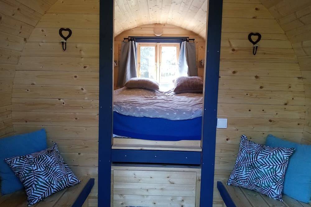 Tonneau En Bois à Garennes sur Eure Au Havre De Paix Au Bord De L'Eure in Garennes-sur-Eure, Région d'Évreux