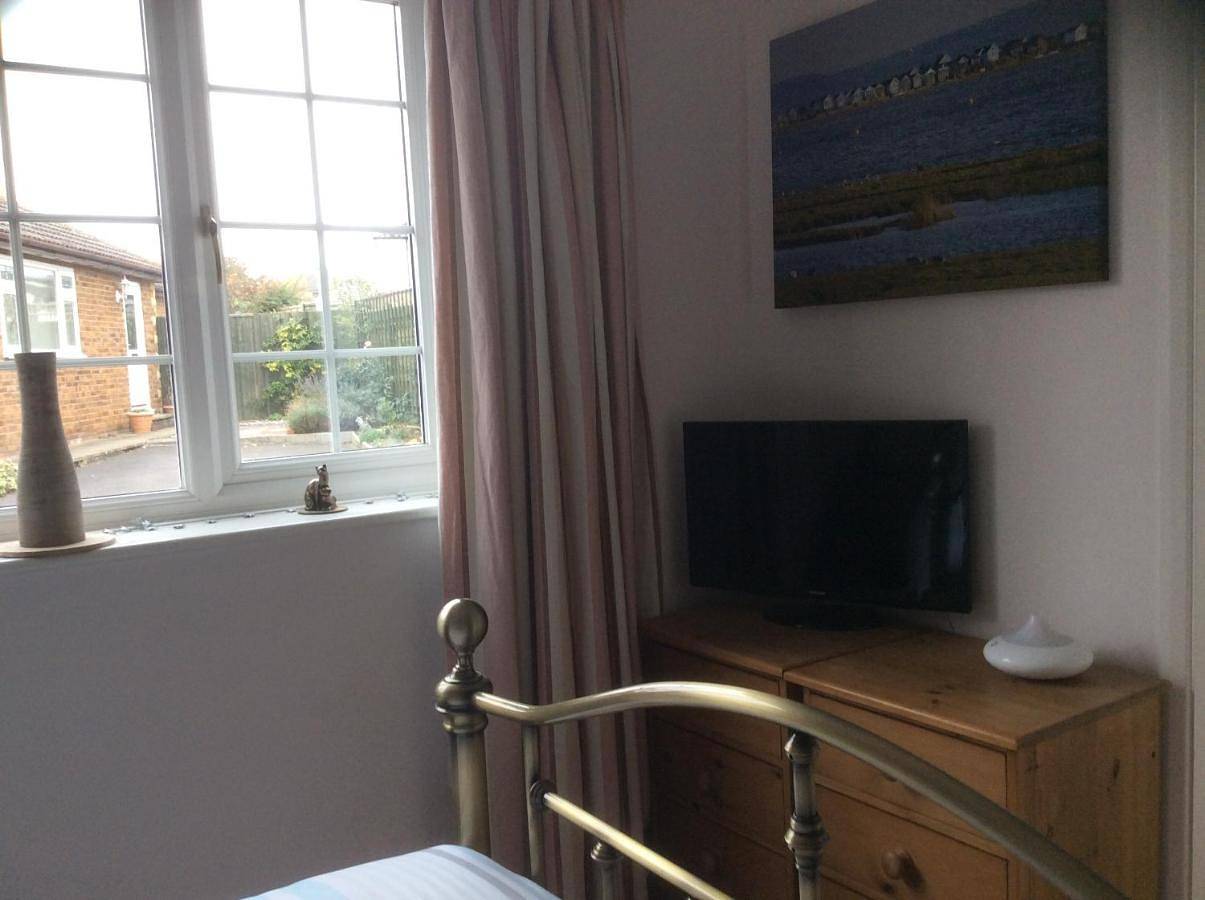 Deluxe Double Room with Shower in Mudeford, Christchurch