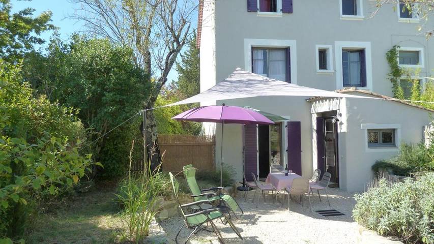 Location de vacances pour 4 personnes, avec jardin ainsi que vue et piscine à Saint-Julien-de-Cassagnas