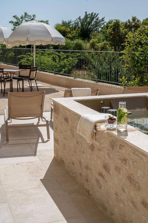 Gîte pour 2 personnes, avec Terrasse et Jacuzzi ainsi que Jardin et Piscine à Aureille - 3