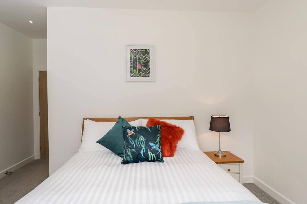 The Barn, family friendly, with hot tub in Lytchett Matravers in Dorset
