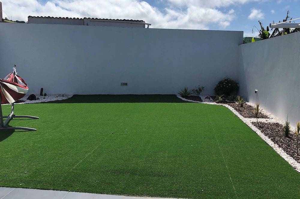 Modernly Equipped Country House, 5 minutes from Natural Swimming Pools in Altares, Terceira (Azoren)