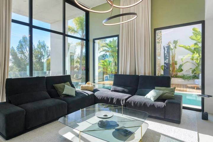 Chambre d’hôte pour 3 personnes, avec Balcon et Jacuzzi ainsi que Jardin et Piscine à Vanves