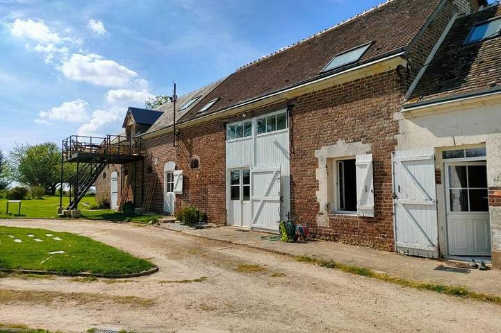 Gîte pour 4 personnes, avec Terrasse ainsi que Jardin et Piscine à Prunay-Cassereau