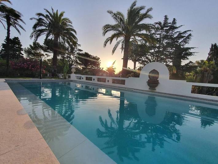 Chambre d’hôte pour 3 personnes, avec terrasse et piscine ainsi que jardin et vue, animaux acceptés à Saint-Raphaël