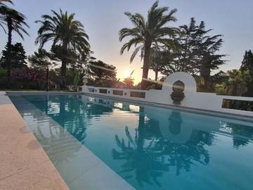 Chambre d’hôte pour 3 personnes, avec vue et piscine ainsi que jardin et terrasse, animaux acceptés à Saint-Raphaël