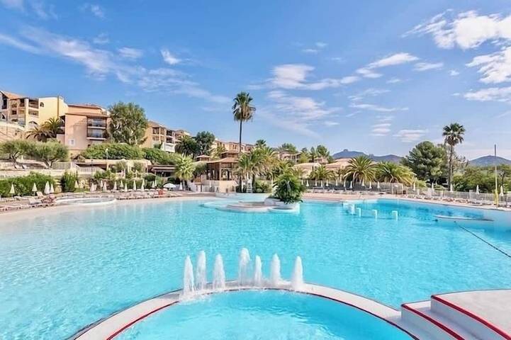Hôtel pour 4 personnes, avec piscine ainsi que jardin et jacuzzi dans Golf De Cap Esterel