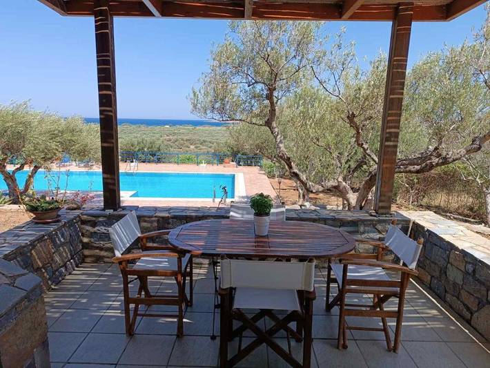 Location de vacances pour 4 personnes, avec piscine ainsi que vue et jardin dans Palekastron - 4