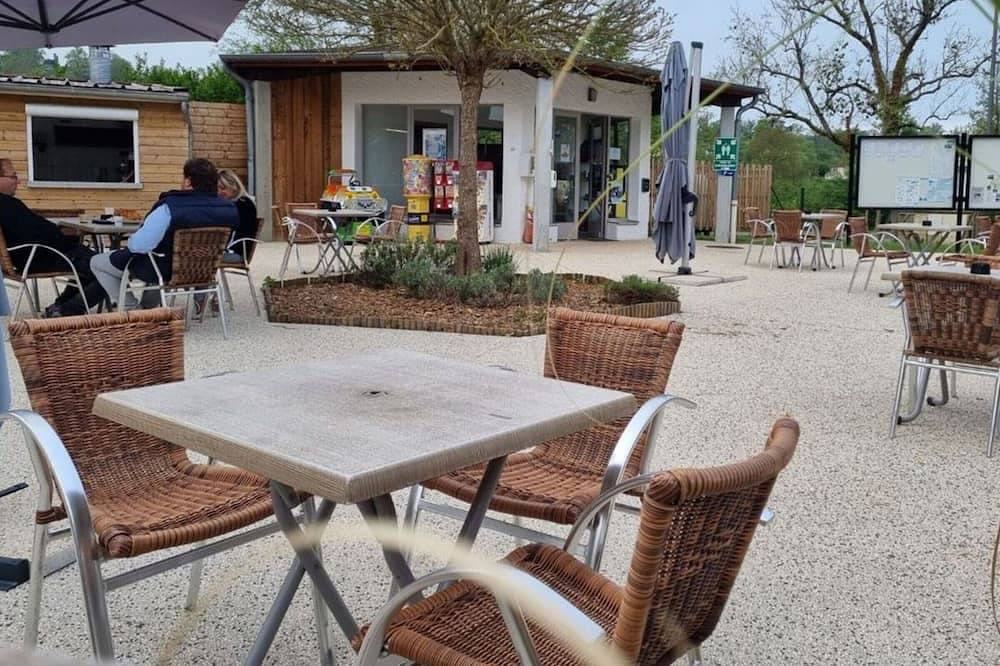 Mobile home for 6 with terrace in Charlieu in Charlieu, Roanne region