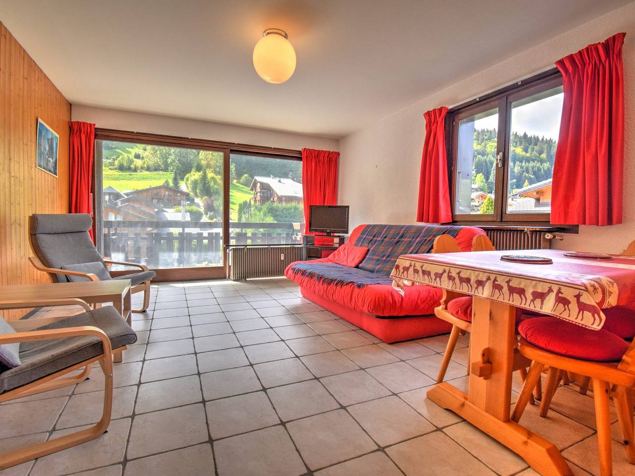 Appartement entier, Appartement au centre avec balcon, parking et forfaits ski avantageux in Morzine, Les Portes du Soleil