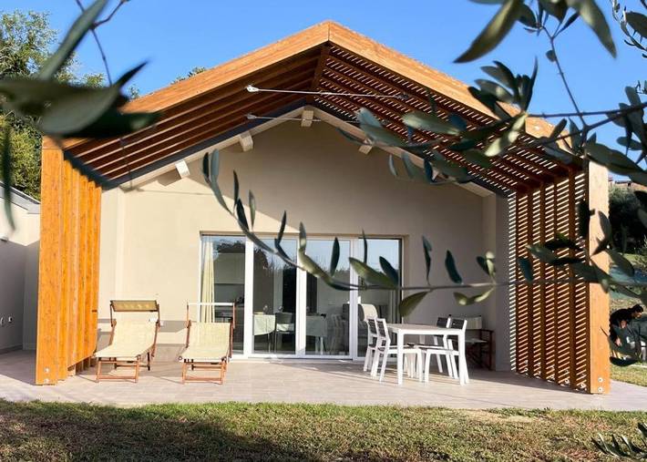 Ferienhaus für 2 Personen, mit Balkon und Terrasse sowie Garten und Pool
