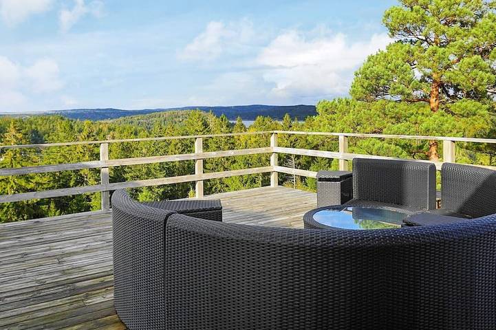 Vacation rental for 8 people, with terrace and sauna as well as yard and hot tub, with pets in Bohuslän